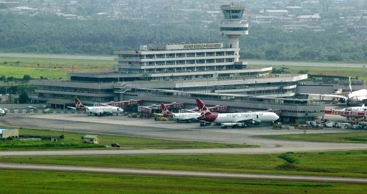 14-year-old-boy-arrested-while-attempting-to-sneak-beneath-aircraft-at